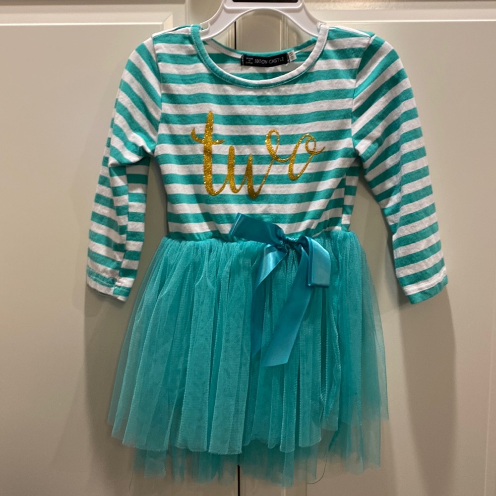 Adorable 2T dress. worn once for birthday party. In excellent condition.
